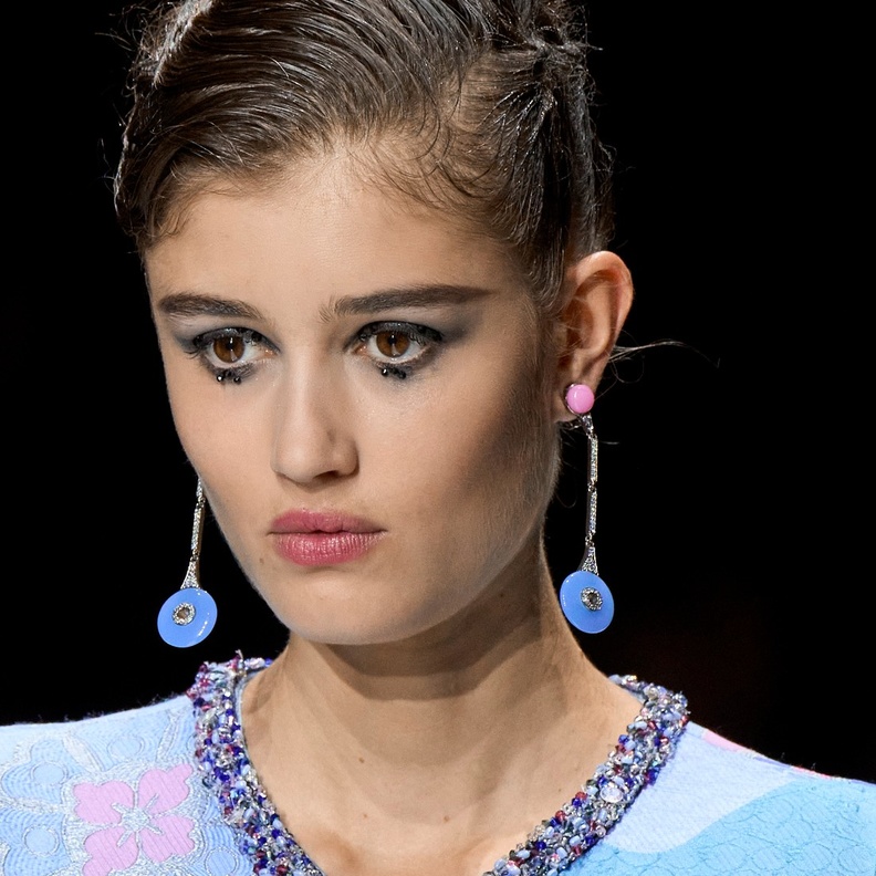 Valentino قدّمت القفازات الجلدية الأنيقة والملوّنة