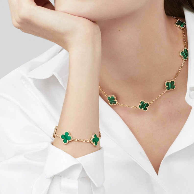 استخدمت دار فان كليف أند آربلز الكثير من الأحجار الكريمة وهنا نرى الملاكيت