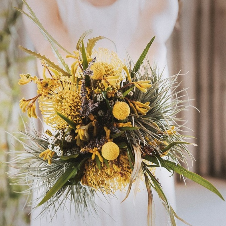 استخدمي الورود الصفراء مع زهور الكينا لإعداد باقة زهور أنيقة وراقية لحفل زفافك الكلاسيكي