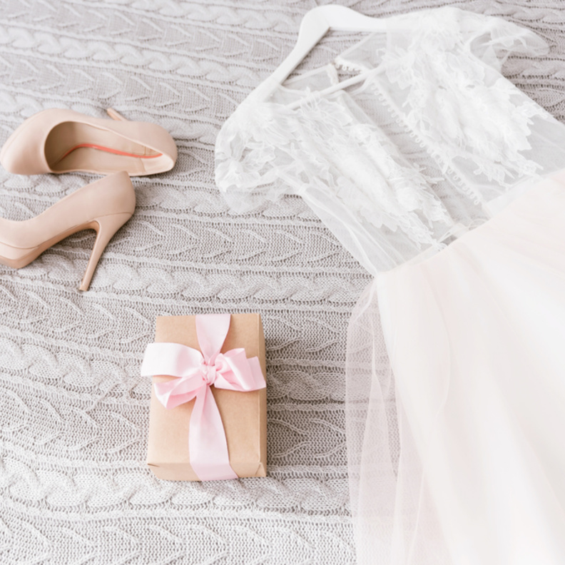 استخدمي قطع أقمشة خالية من الحمض لتخزين فستان الزفاف 