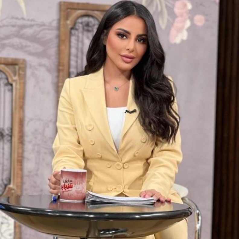 اطلالة الاعلامية لمياء غالب ببدلة باللون الأصفر