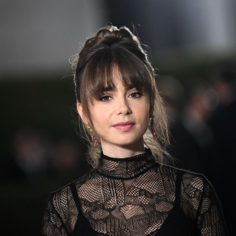 اطلالة Lily Collins بتسريحات الكعكة العالية
