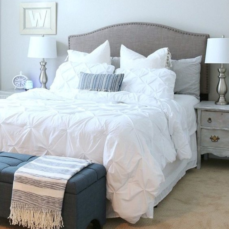 افرشي سرير غرفة الضيوف بطبقات من المفروشات الأنيقة الناعمة