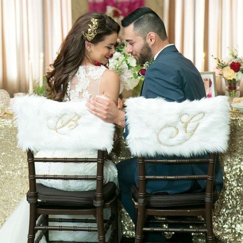 افكار مميزة لديكور زفاف شتوي بالفرو الأبيض