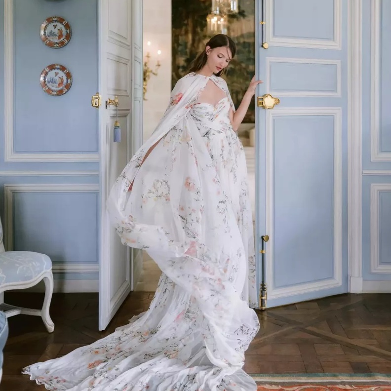 المعاطف والكاب و 3 صيحات أخرى من إكسسوارات الزفاف الرائجة لخريف 2023