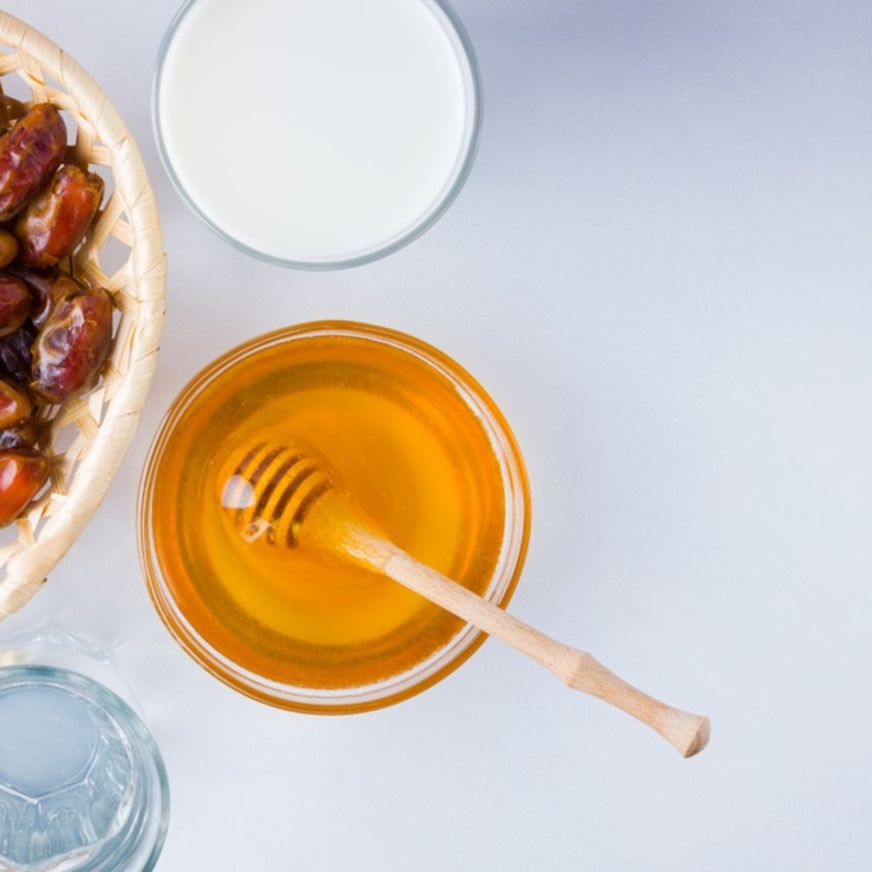 التمر والعسل مفيدان معا بشرط عدم الاكثار من تناولهما