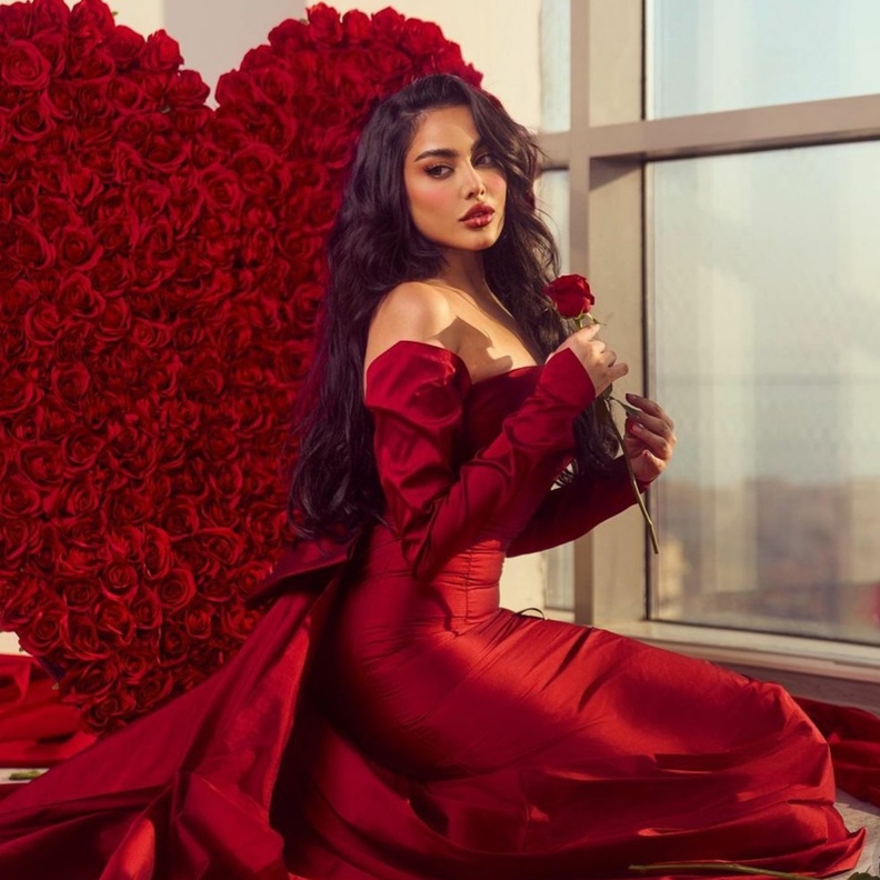 كيف نسقت "فاطمة المؤمن" اطلالاتها بالفساتين باللون الأحمر