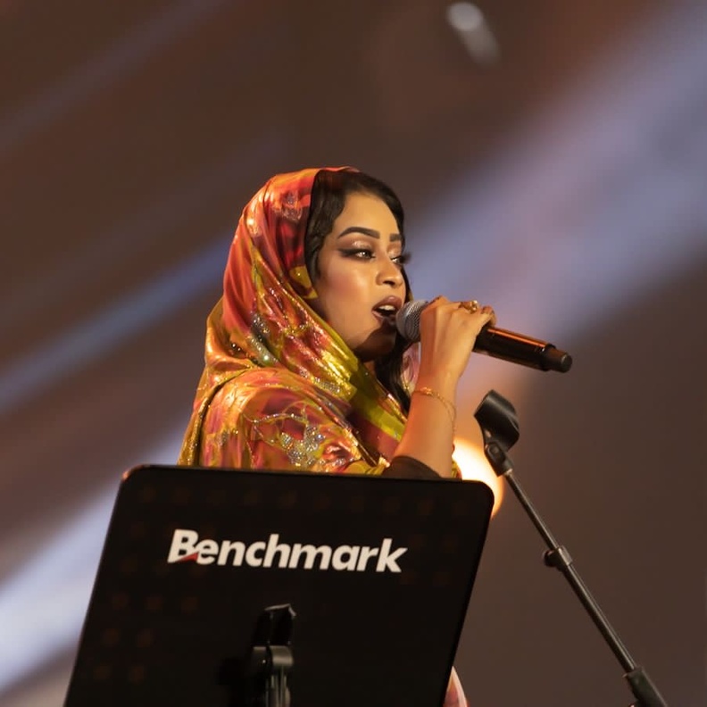 الفنانة السودانية إيمان الشريف تزهو بالزي السوداني في موسم الرياض