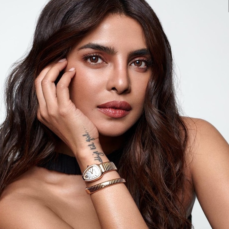 الفنانة بريانكا شوبرا تتألق بساعة من بولغاري