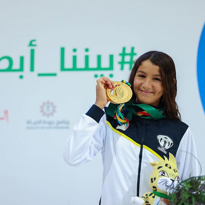 اللاعبة "كوثر البارودي" تُتوج بميداليتين ذهبيتين في منافسات السباحة للسيدات ضمن دورة الألعاب السعودية
