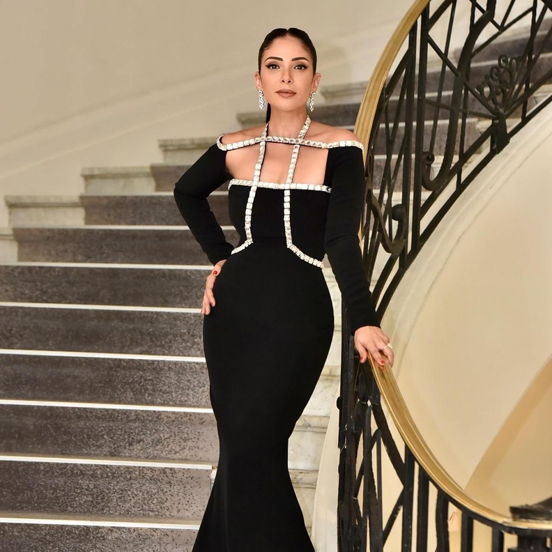 النجمة منى زكي بأفخم قطع مجوهرات