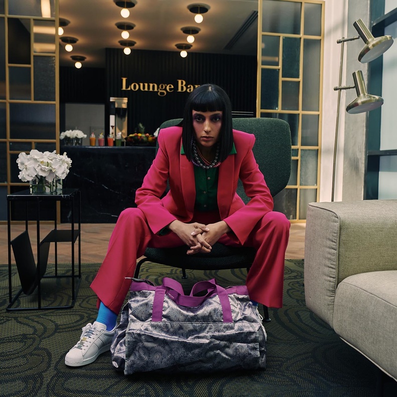 بدلة ملونة بلون صارخ