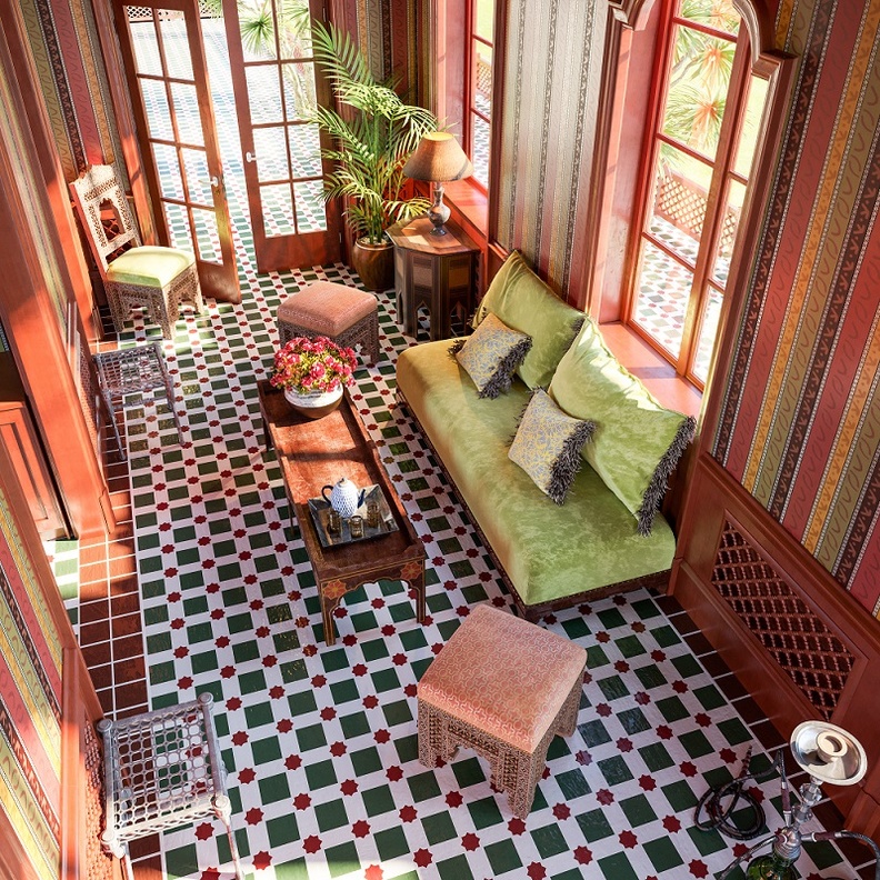 بيت عربي فخم مزين بجدران بألوان التراكوتا والطوبي وأثاثات خشبية رائعة