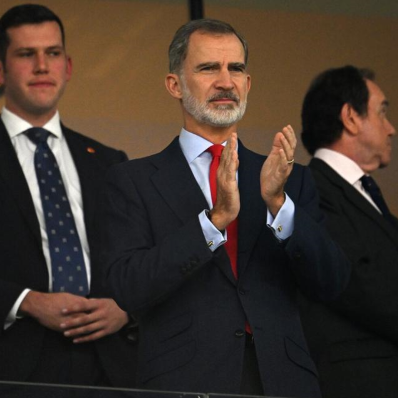 من الاستاد.. ملك إسبانيا يحضر مباراة منتخب بلاده في كأس العالم 2022