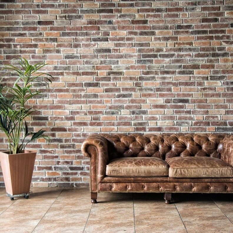 تدلي وسائد الأريكة وتمزق قماشها من علامات ضرورة تغييرها