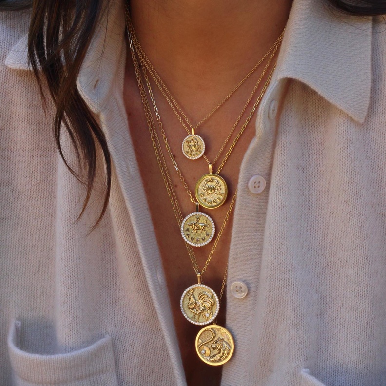 تصاميم سلاسل الكوين Coin موضة جذابة هذا الموسم