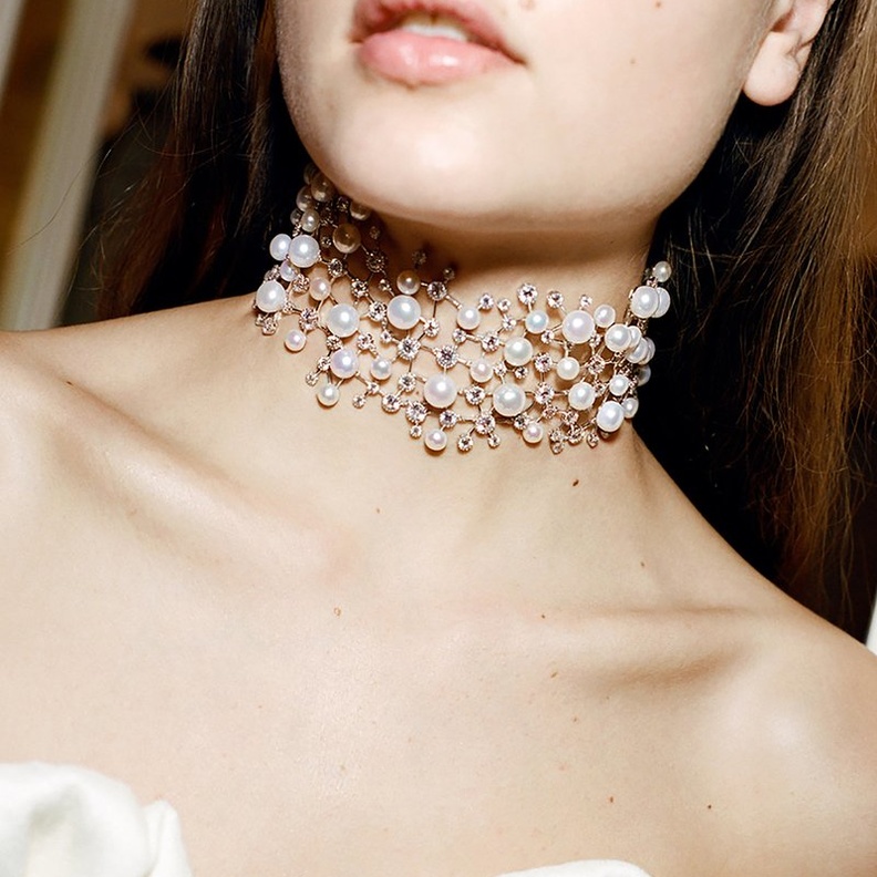 تصاميم عقود وقلائد مبتكرة لاطلالة جريئة ومميزة في الشتاء