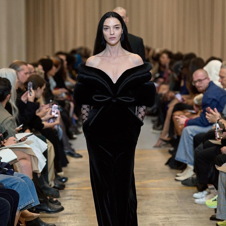 هل اختفت اللوغومانيا عن إطلالات خريف وشتاء 2022-2023