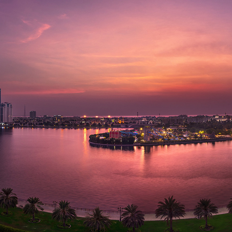 جانب من بحيرة خالد في الشارقة في لقطة مسائية.jpg