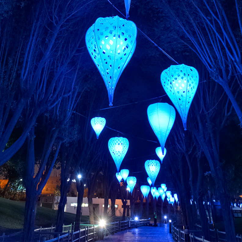 حب محبوس هو عبارة عن عمل لأروع الفواكه المعلقة بدقة على شكل قلب