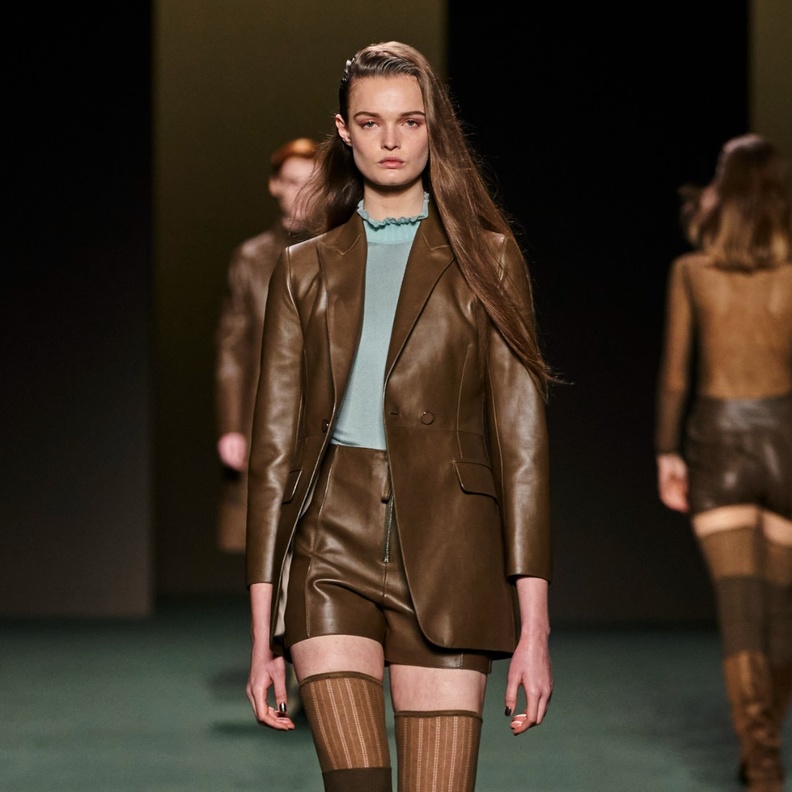 الجلد يسيطر على صيحات هذا الشتاء