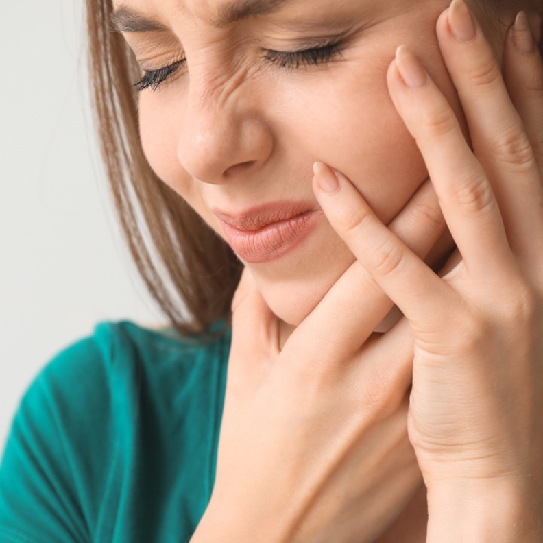 ما أسباب التهابات الأغشية المخاطية في الفم وما علاجها