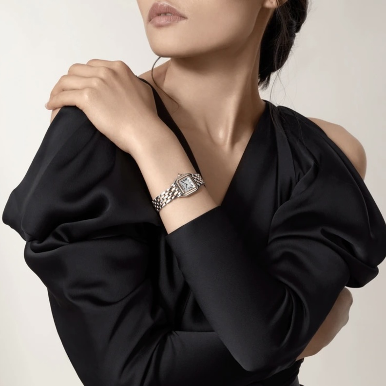 ساعة فضية فخمة من Cartier