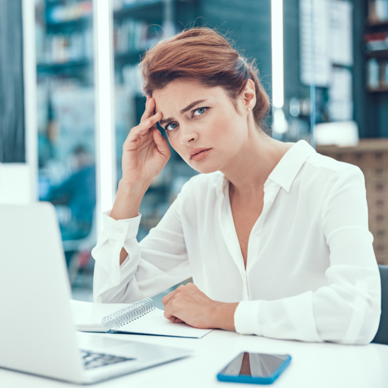 تغلبي على احساس الاكتئاب في العمل بطرق بسيطة وفعالة