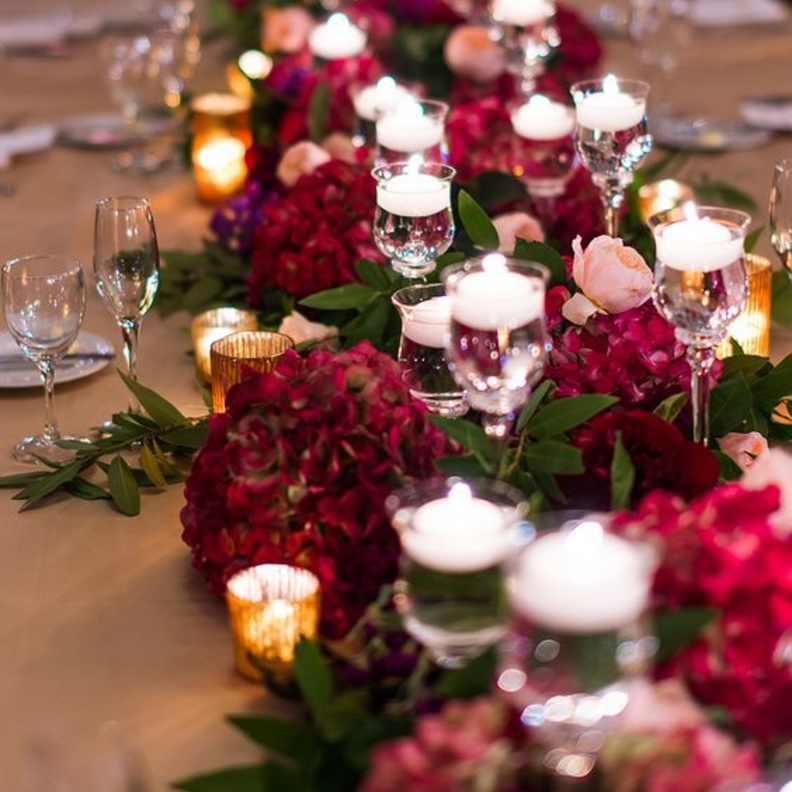 طاولة الزفاف الرومانسية باللون البرغندي 