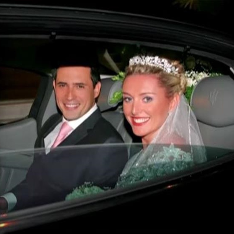 ظافر العابدين مع زوجته في يوم زفافهما.