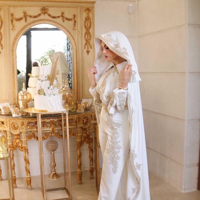 عروس فلسطينية خلال عقد قرانها قبل الزفاف