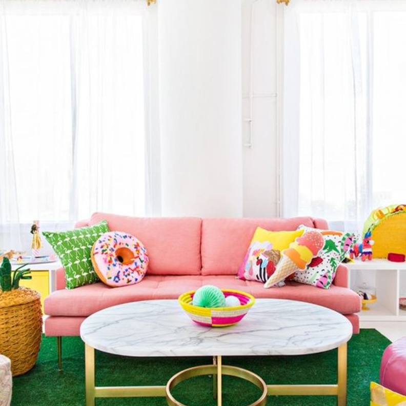 غرفة معيشة حديثة الطراز بلون الوردي الباستيلي مع سجادة باللون الأخضر الرائع