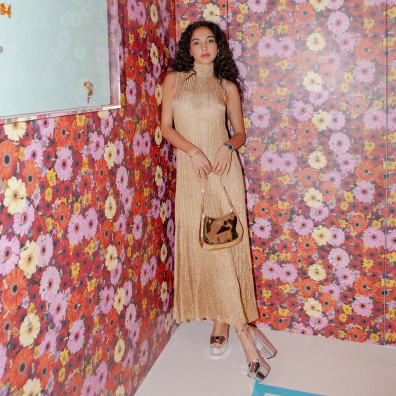 للصبايا فقط إطلالات أنيقة بلمسات عصرية من سلمى أبو ضيف