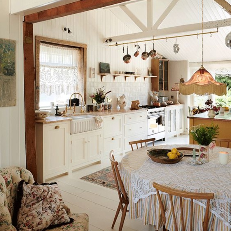 في المطبخ الإنجليزي الطراز، يصبح الطهي وتناول العشاء نشاطاً مشتركاً ذو مظهر أنيق