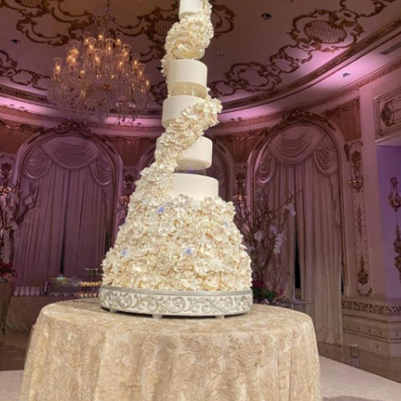 كيكة حفل زفاف تيفاني ترامب ومايكل بولس التي تبلغ 7 أفدام 