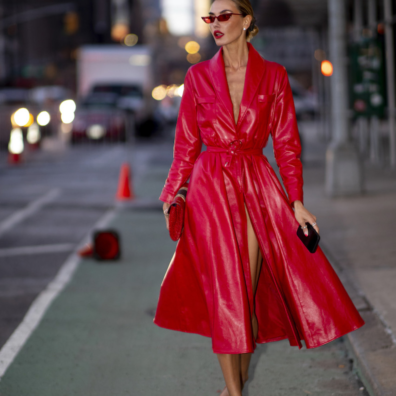 عبّري عن أنوثتك من خلال أجمل الاطلالات باللون الأحمر 