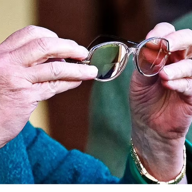 لقطة شهيرة للملكة وهي تمسك نظاراتها الشمسية ذات التصميم المميز