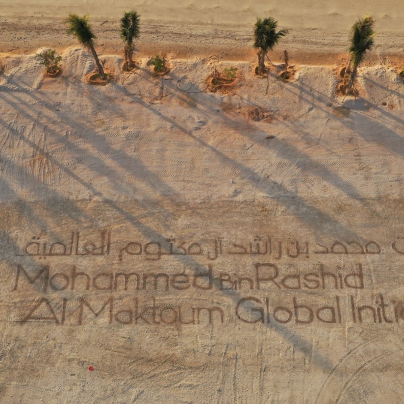 لوحة عملاقة على الرمال لوجوه أبطال تحدي القراءة العربي على ساحل دبي