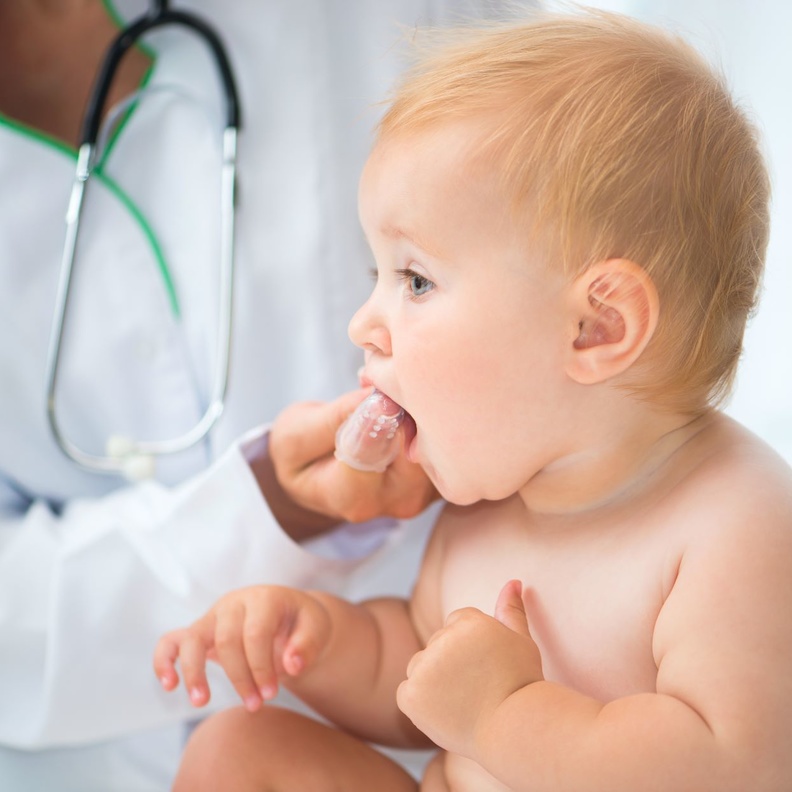 متى يبدأ ظهور الأسنان اللبنية وكيف يمكن الاعتناء بها 