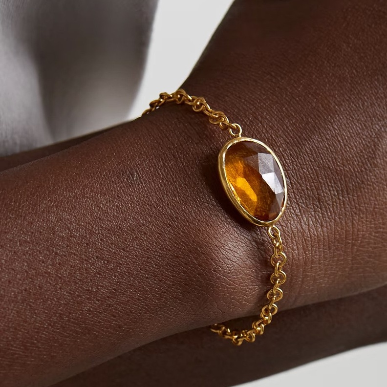 مجوهرات عصرية بحجر السترين