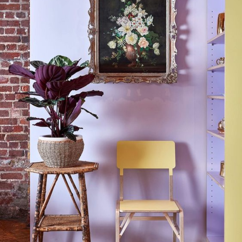 مدخل منزل بجدران بلون اللافندر الناعم