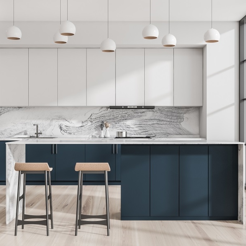 مطبخ بخزانات ثنائية اللون