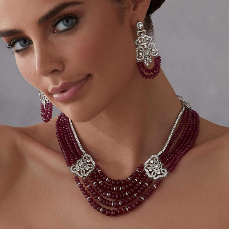 من مجموعة Red Rose المرصعة بالألماس الأبيض والروبي لغرارد Garrard