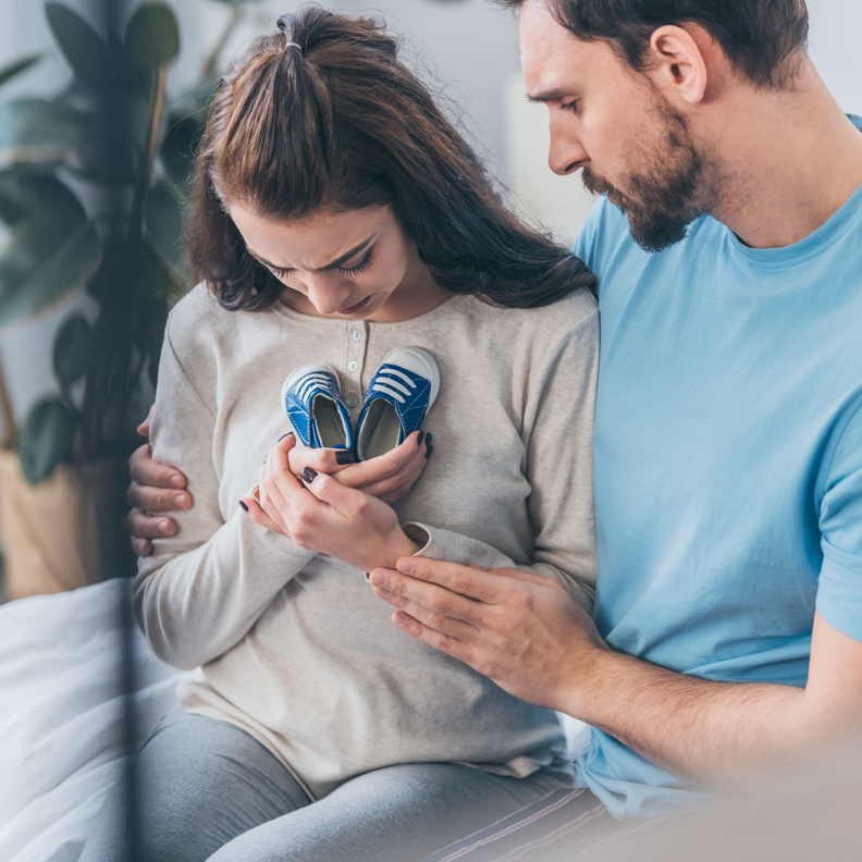 موت الجنين في الشهر الرابع .. أعراض لا يجب إهمالها 