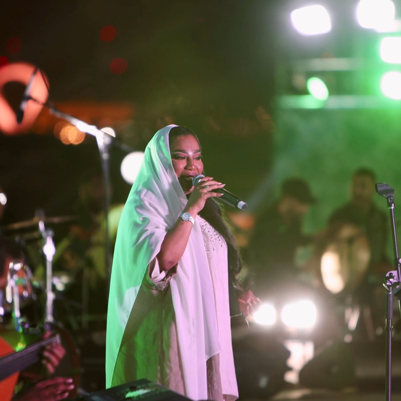 "موضي الشمراني" تشعل أولى الحفلات الغنائية في البيت السعودي على كورنيش دوحة قطر