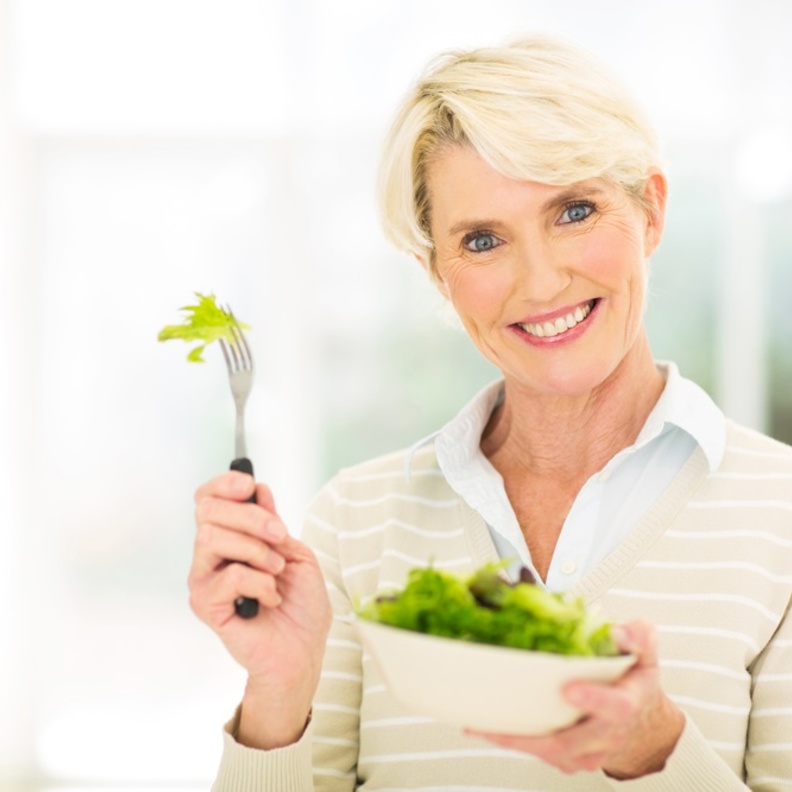 نظام غذائي مثالي للنساء بعد سن الخمسين وعند انقطاع الطمث