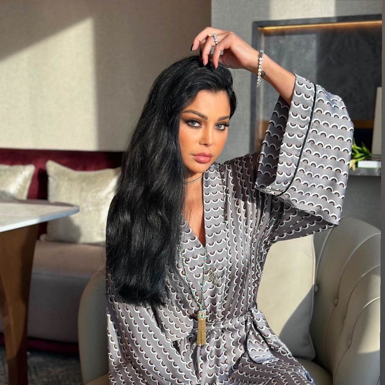 هيفاء وهبي بقلادة طويلة بتصميم الشراشيب من مجموعة العلامة التجارية Nawbar