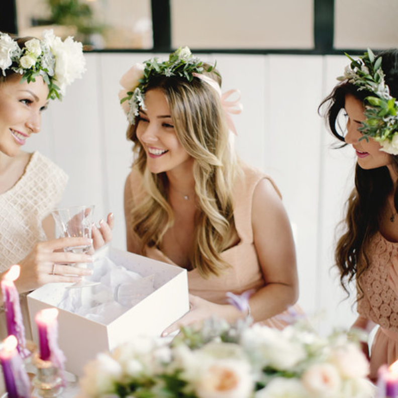 يمكن للعروس أن تستعين ببعض الصديقات لمساعدتها في تنفيذ بعض المهام.jpg