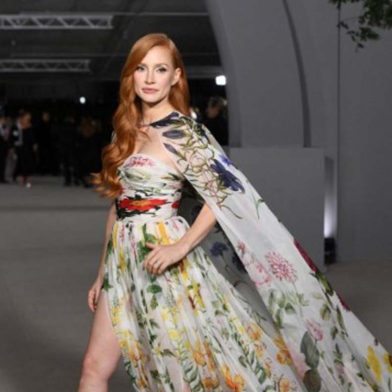 ألوان فساتين تناسب صاحبات الشعر النحاسي مستوحاة من جيسيكا تشاستين