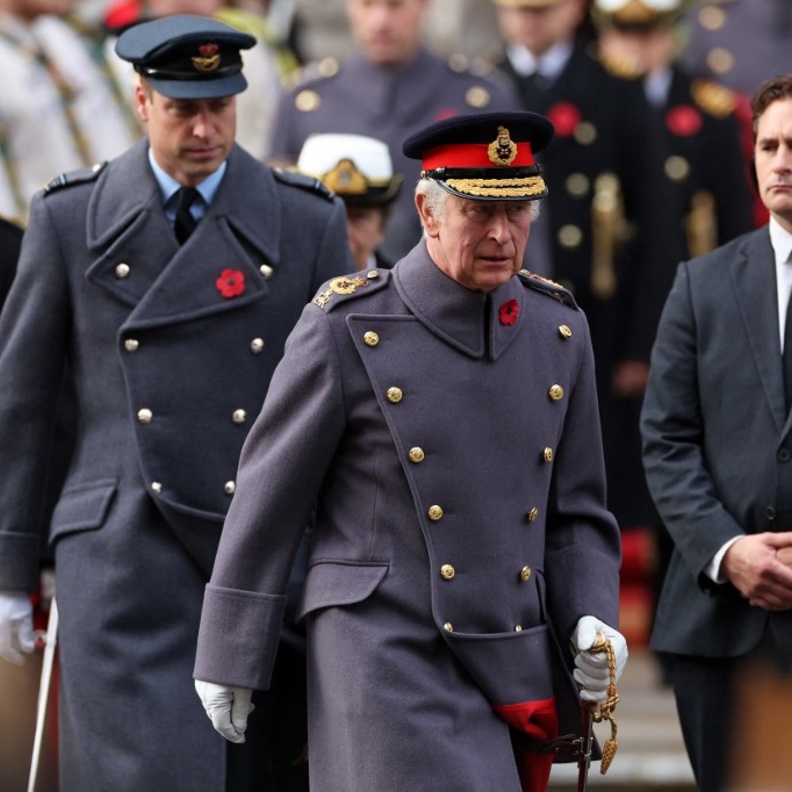 لماذا ارتدى الملك تشارلز وكبار أفراد عائلته الزي العسكري الخاص بالملكة الراحلة في أحد الذكرى؟